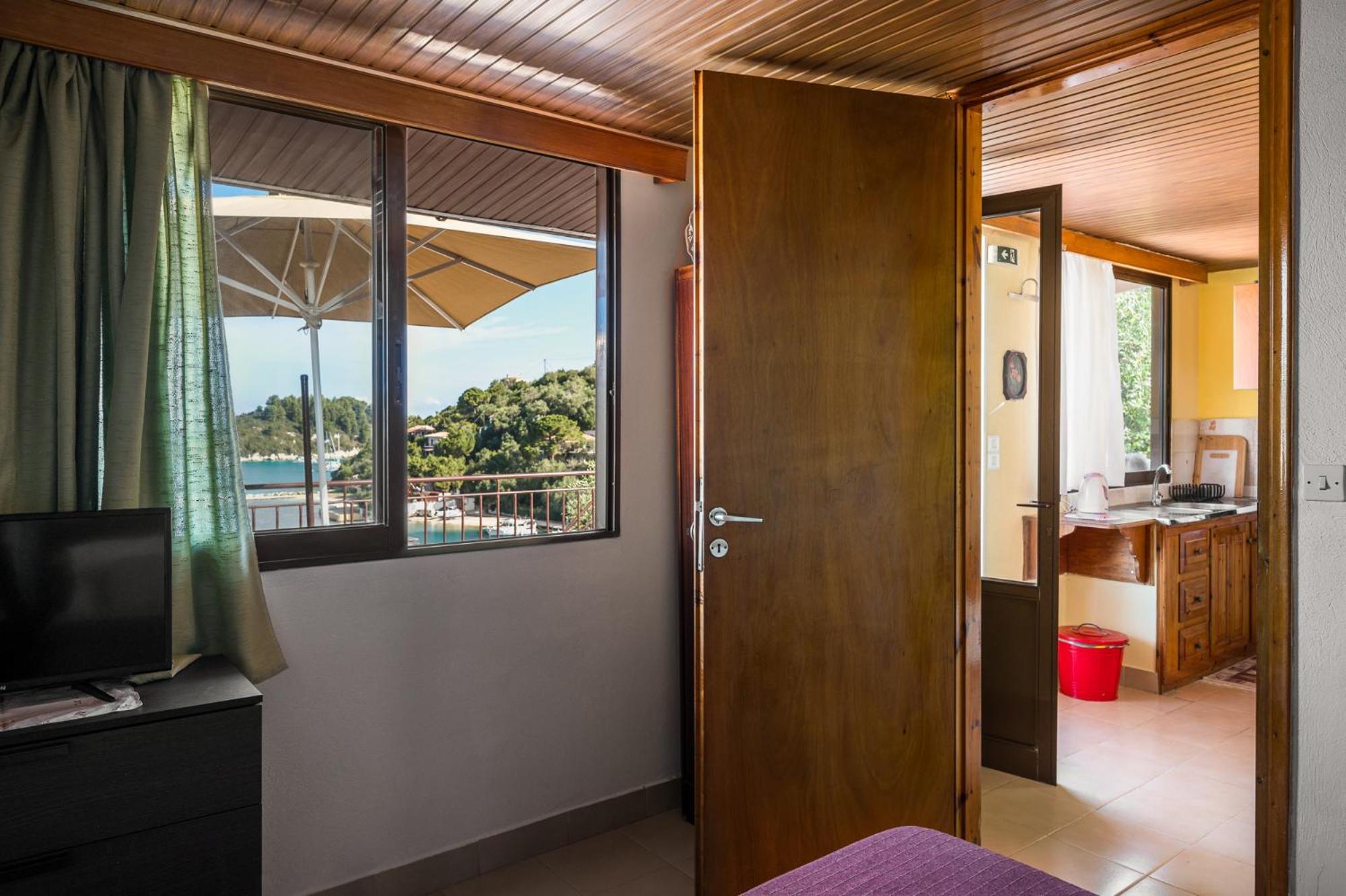 Agaloula Centrally Located Apartments, Lakka 外观 照片